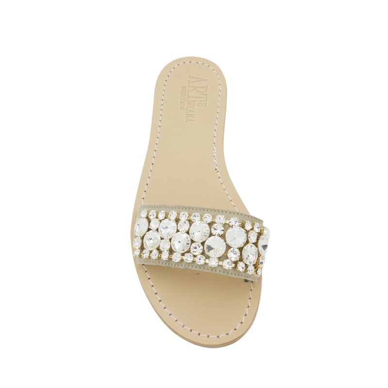 Pantofola scamosciata color beige con pietre swarovski