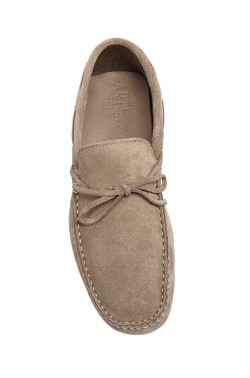 Mocassino scamosciato beige con laccetti